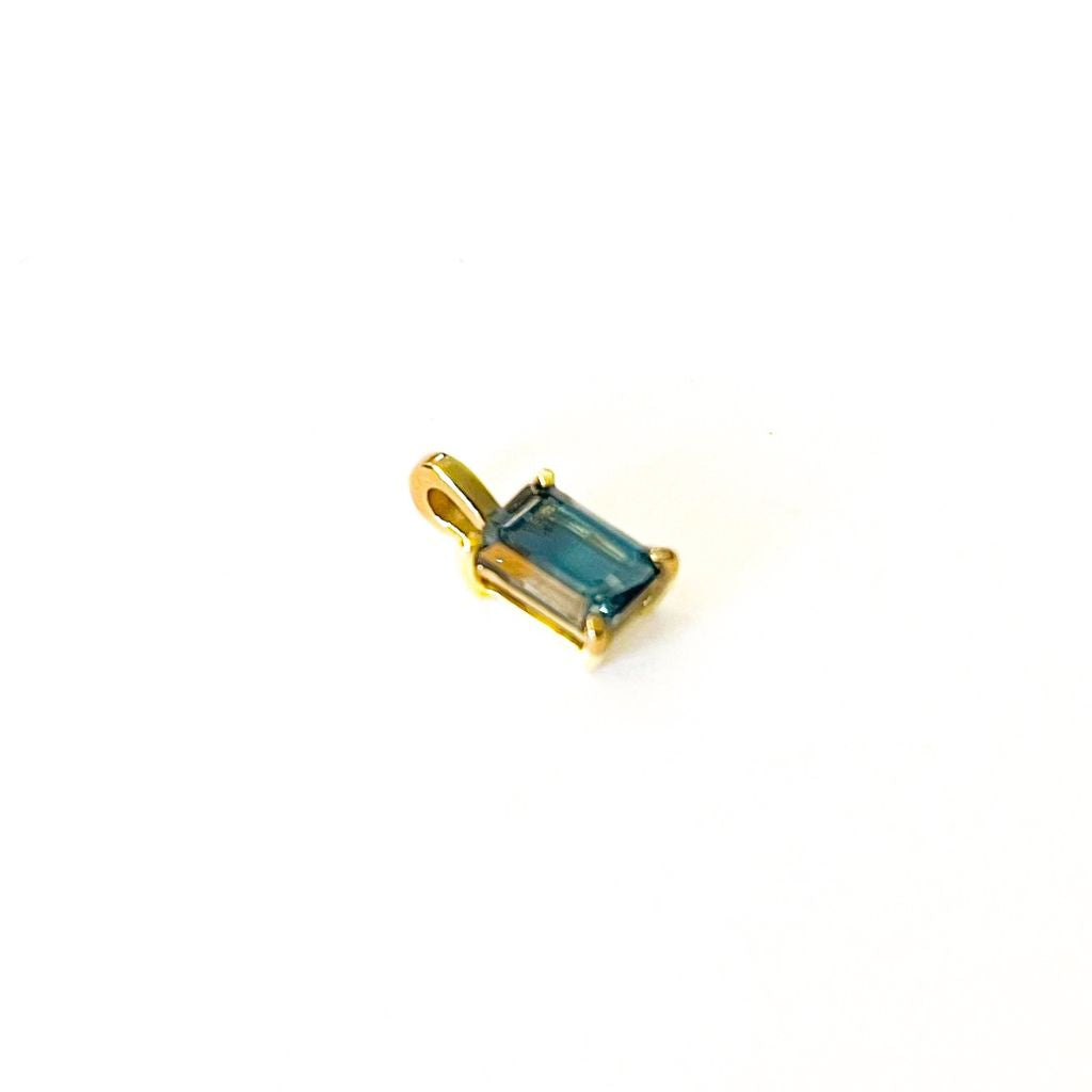 9ct gold baguette pendant with blue topaz gemstone