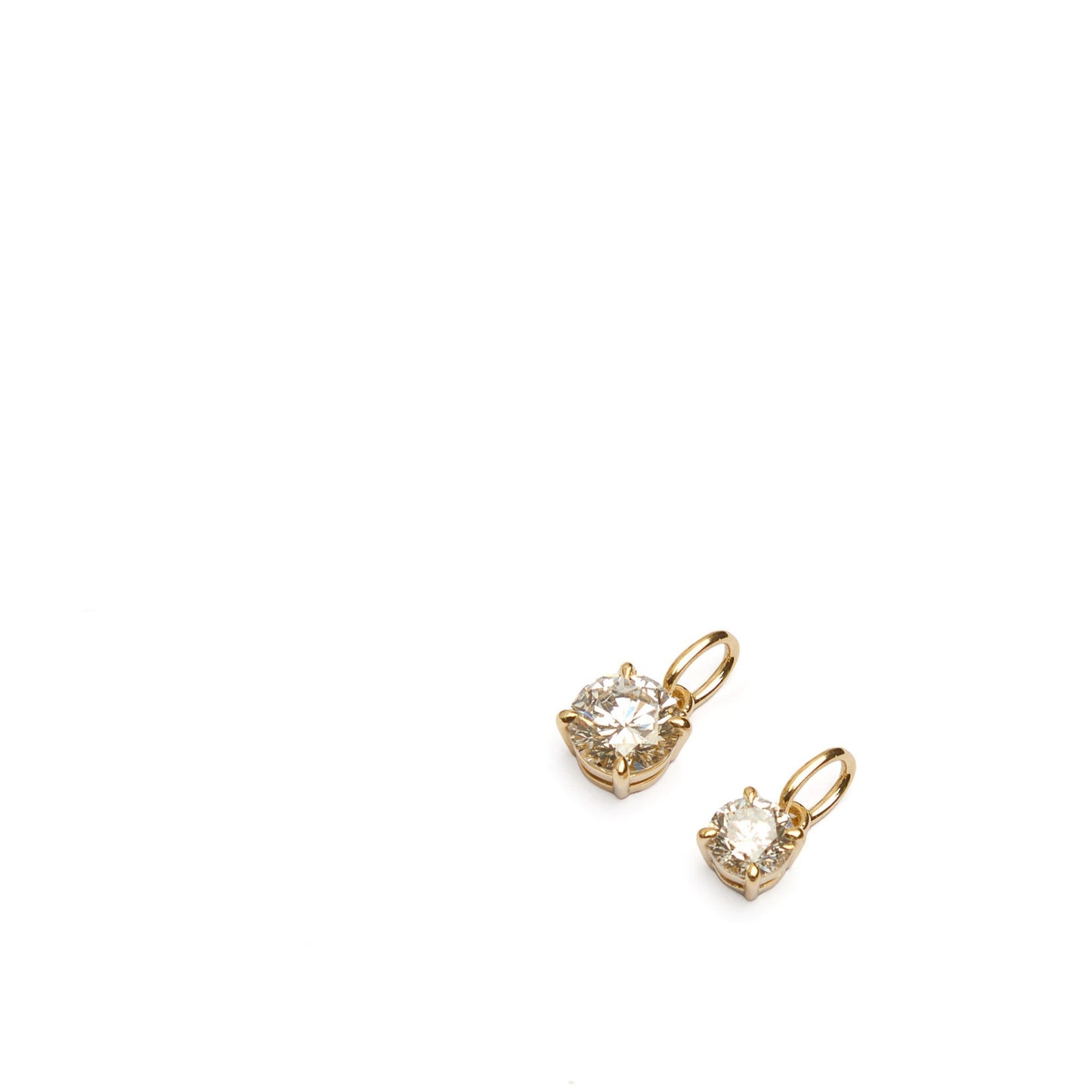 Round lab grown diamond pendant in 9ct yellow gold on white background